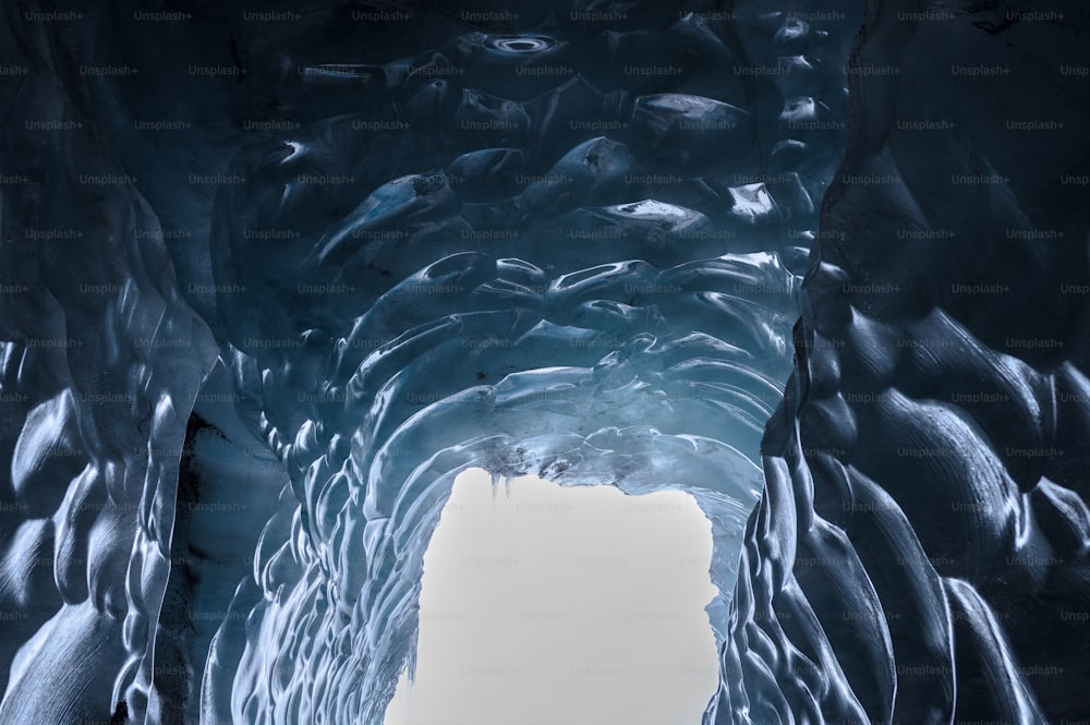 eine große Eishöhle, an der Wasser herunterfließt