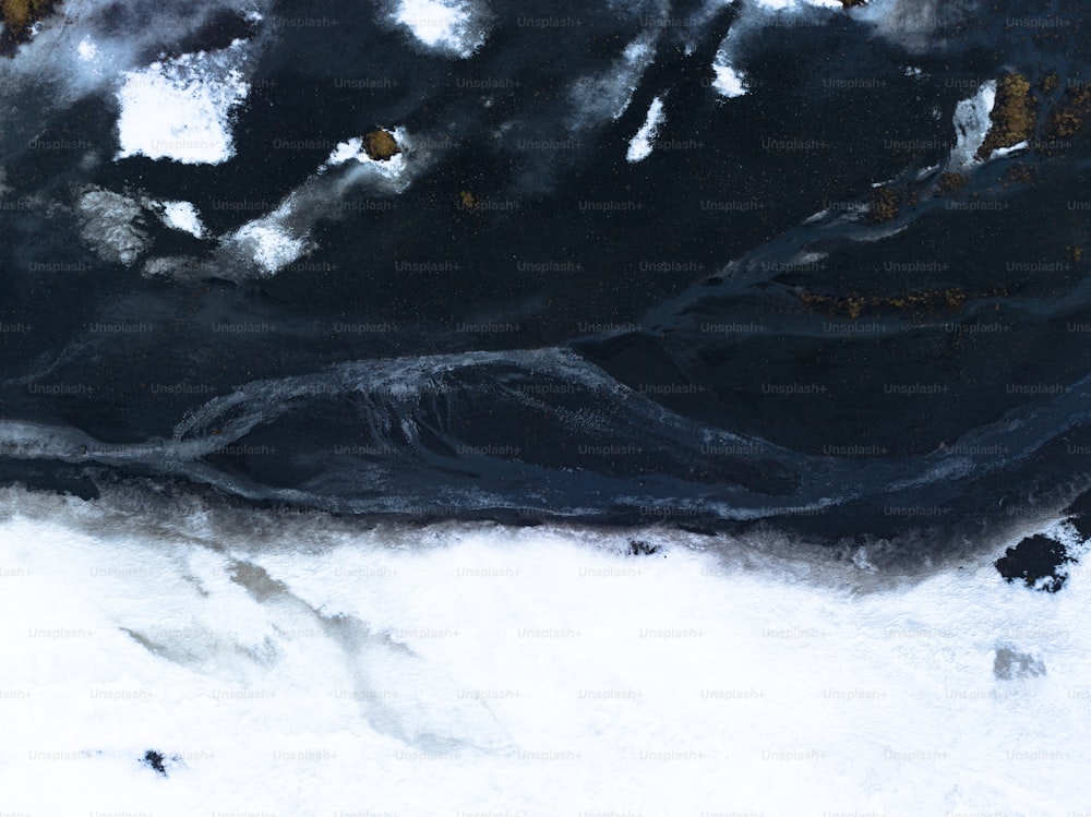 uma vista aérea de um rio coberto de neve
