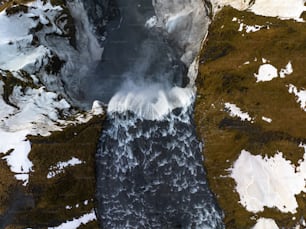 Una vista aérea de un río rodeado de nieve