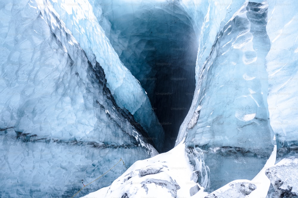 Una grande grotta di ghiaccio nel mezzo di un ghiacciaio