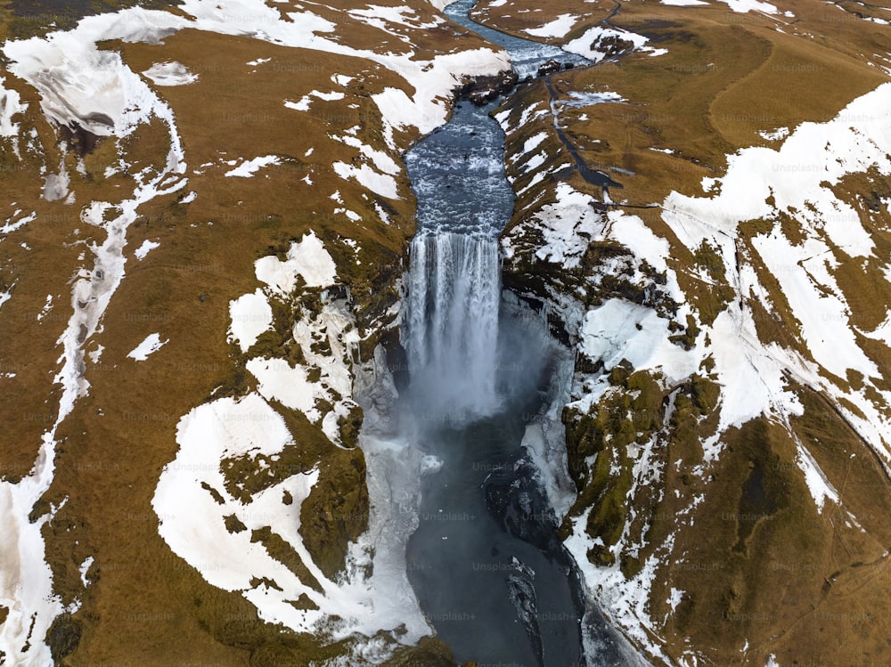 uma vista aérea de uma cachoeira cercada por neve