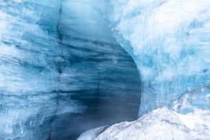 Un uomo in piedi all'interno di una grotta di ghiaccio