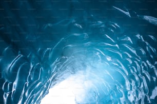 明るい光が差し込む大きな氷の洞窟