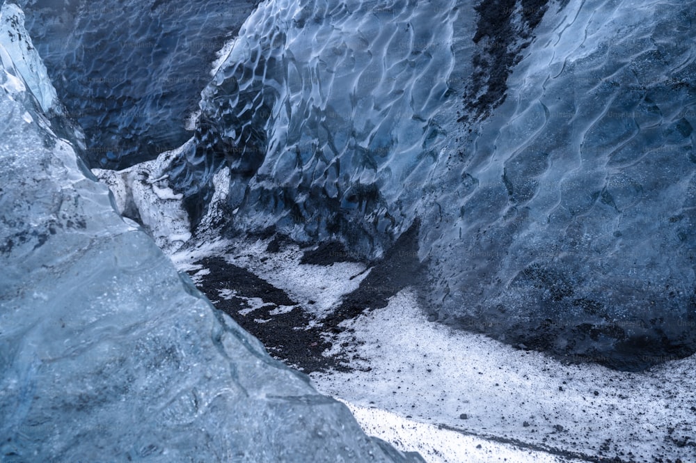 une grotte de glace avec de la neige au sol