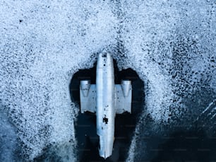 Una vista aerea di un jet da combattimento che vola nell'aria