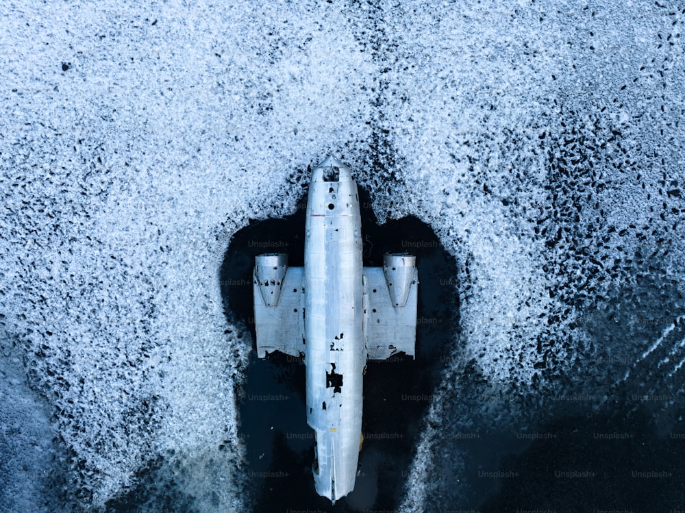 Una vista aerea di un jet da combattimento che vola nell'aria