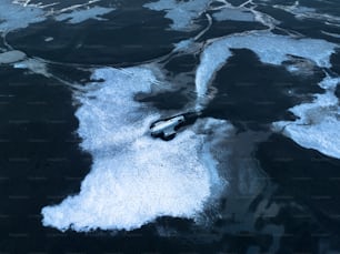 Luftaufnahme eines Bootes in einem Gewässer