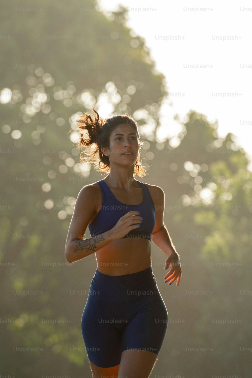 Eine Frau läuft im blauen Sportanzug