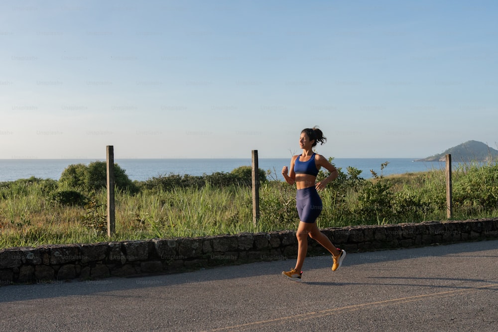 Mujer corriendo hacia el lado de la carretera. paso, carrera y ejercicio al  aire libre.