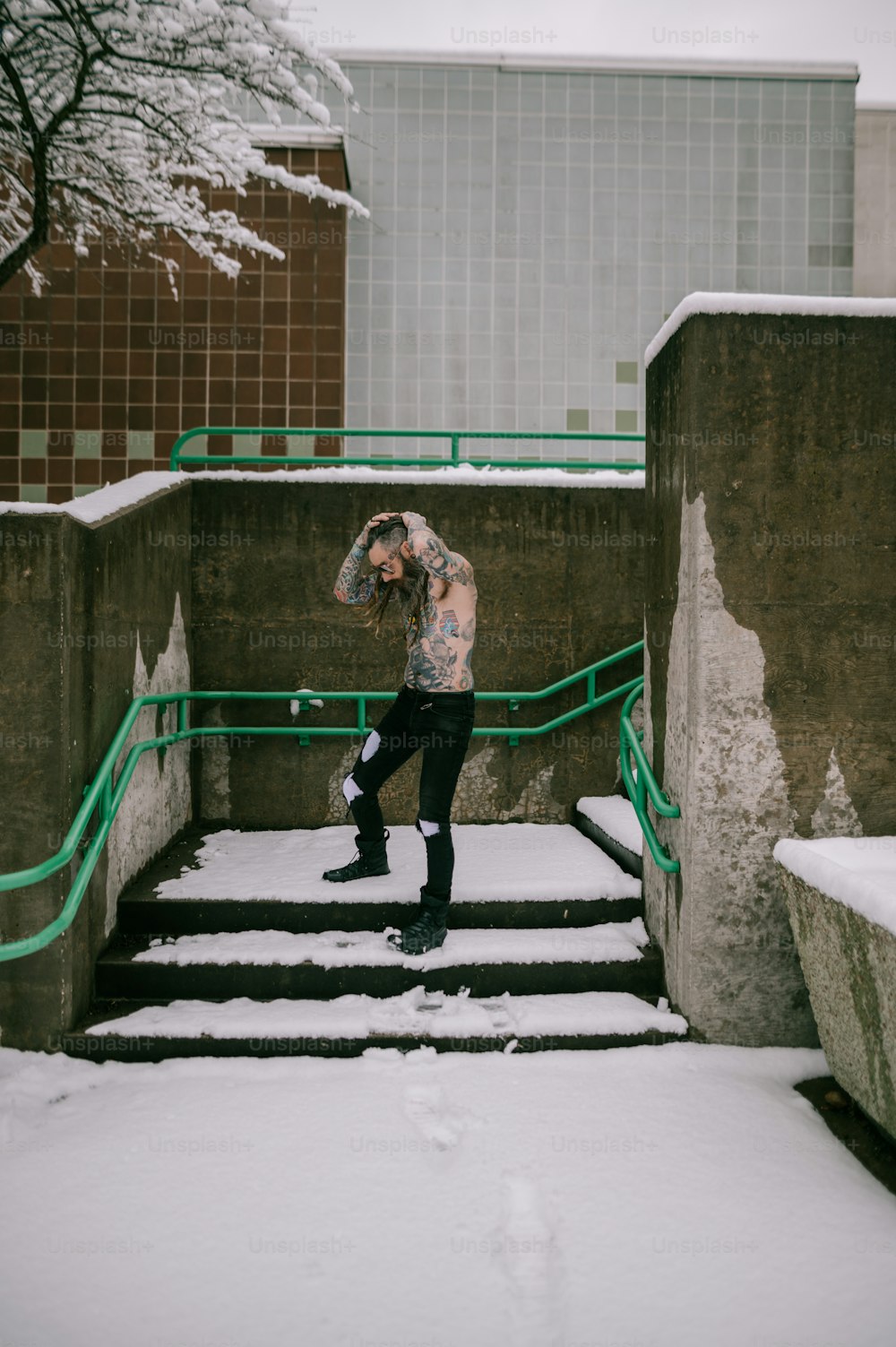 雪の中の階段の上に立つ男