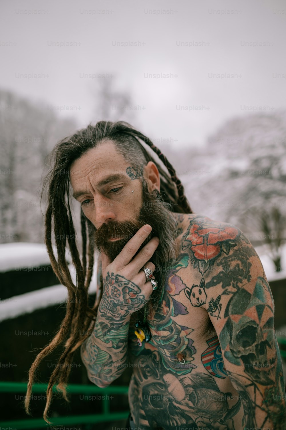 um homem com um monte de tatuagens em seu corpo