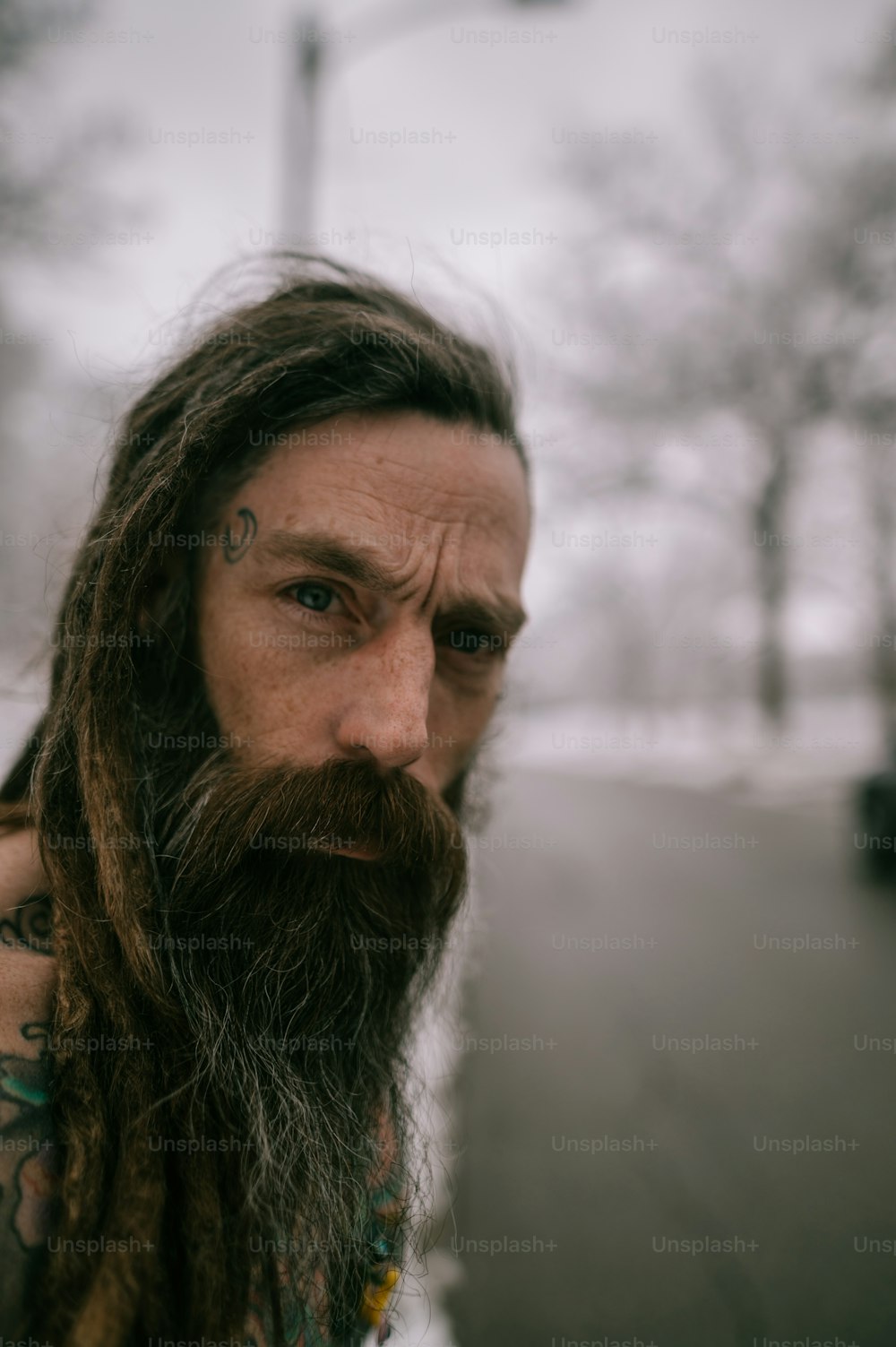 un homme aux cheveux longs et à la barbe