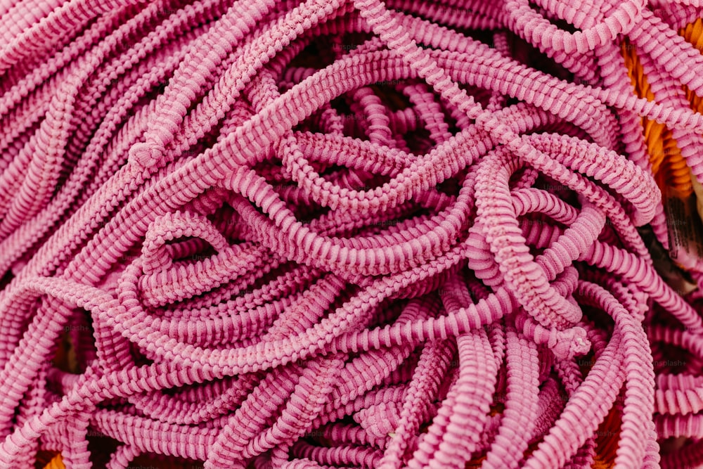 Un primer plano de un montón de cuerdas rosadas