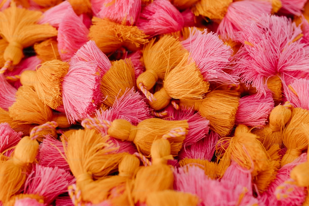 ein Haufen rosa und orangefarbener Blumen übereinander