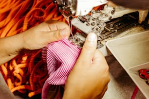 Eine Frau arbeitet an einer Nähmaschine