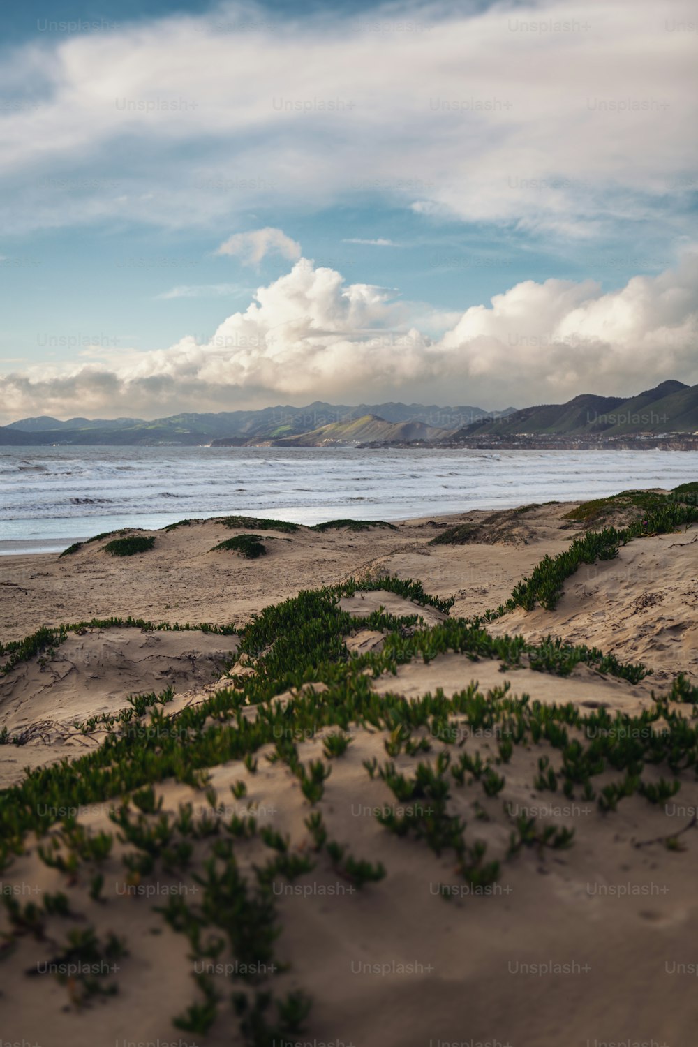 Una vista del océano desde las dunas de arena