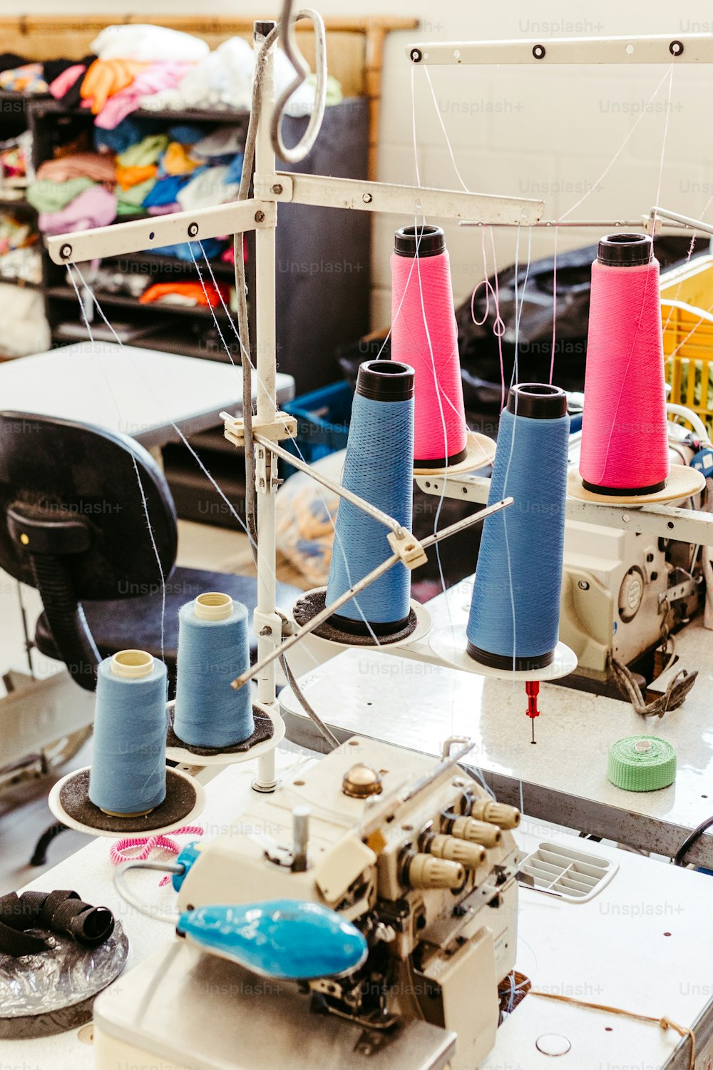 una máquina de coser con varios carretes de hilo en ella