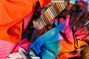 ein Stapel verschiedenfarbiger Kleidungsstücke, die nebeneinander sitzen