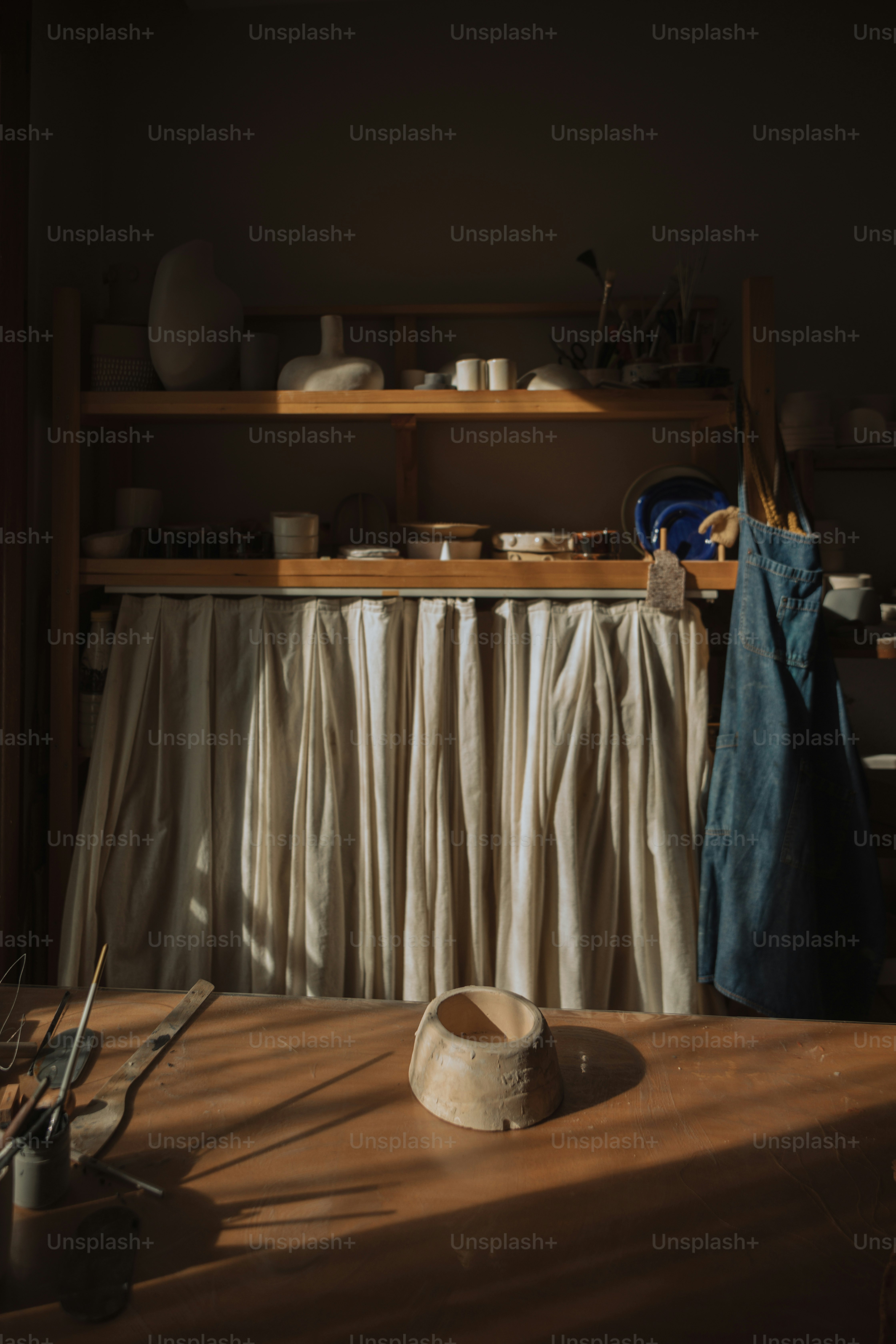 uma mesa de madeira coberta com muitos pratos