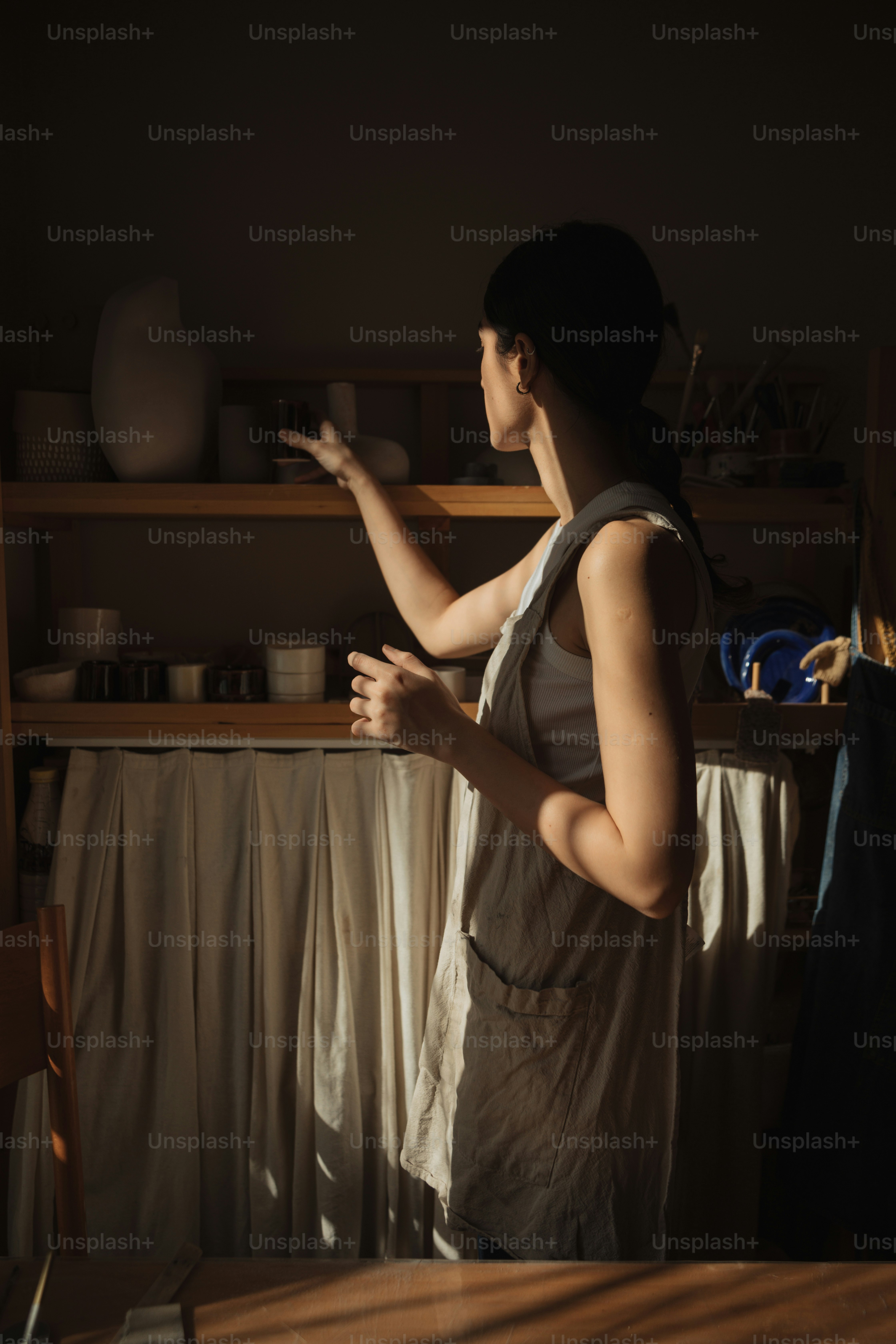 uma mulher em pé na frente de uma mesa de madeira