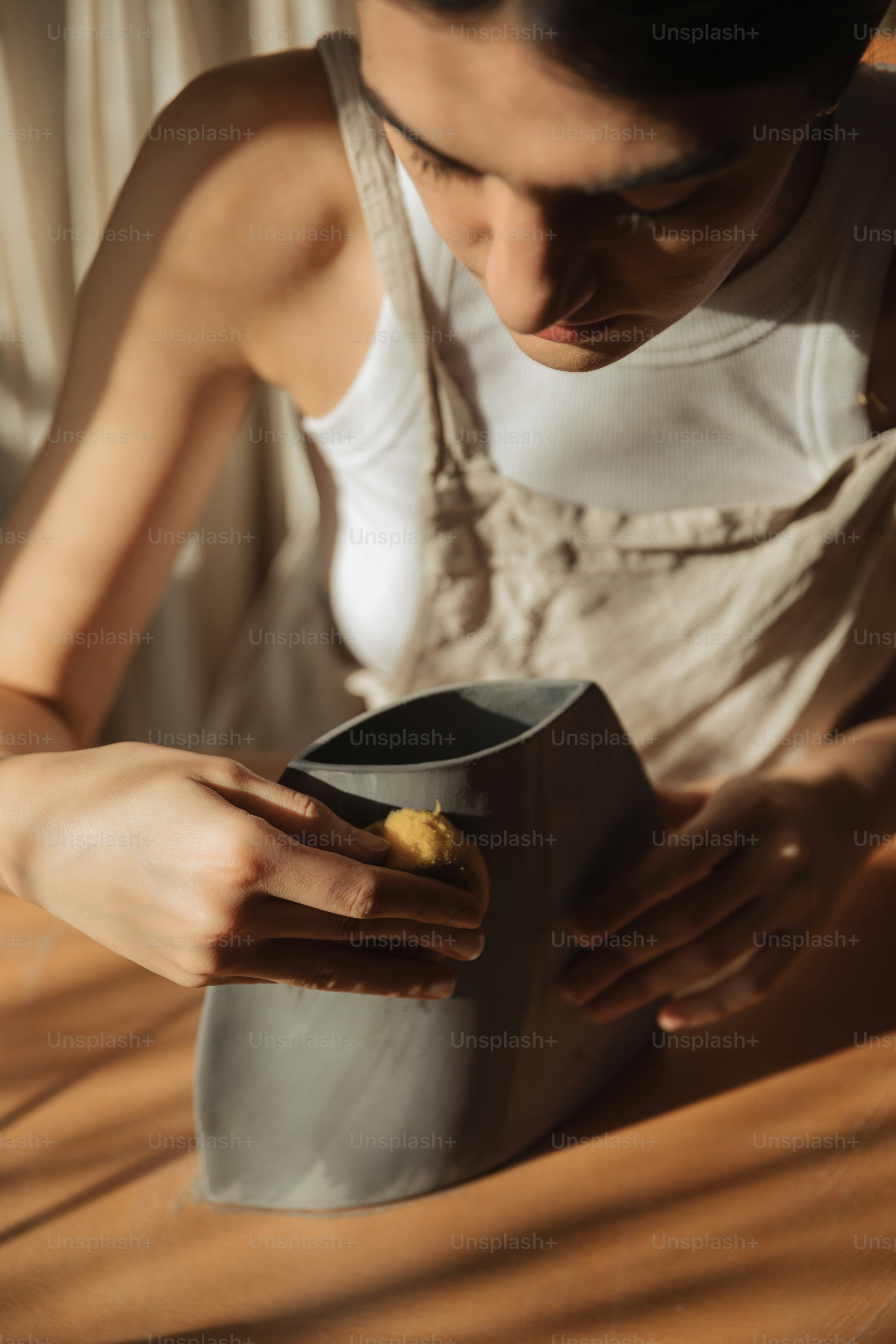uma mulher sentada em uma mesa com uma xícara de café
