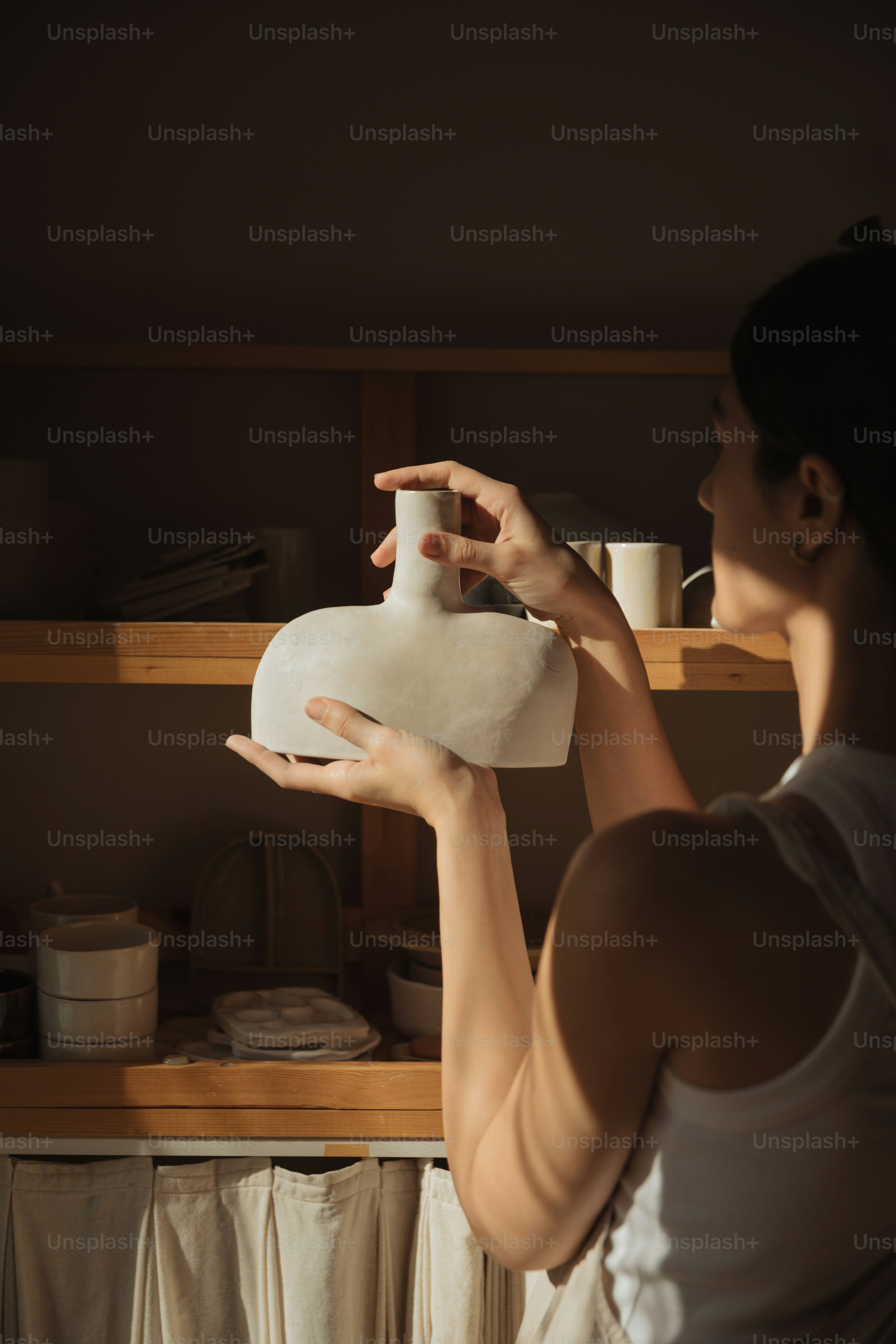 Eine Frau, die einen weißen Gegenstand in den Händen hält