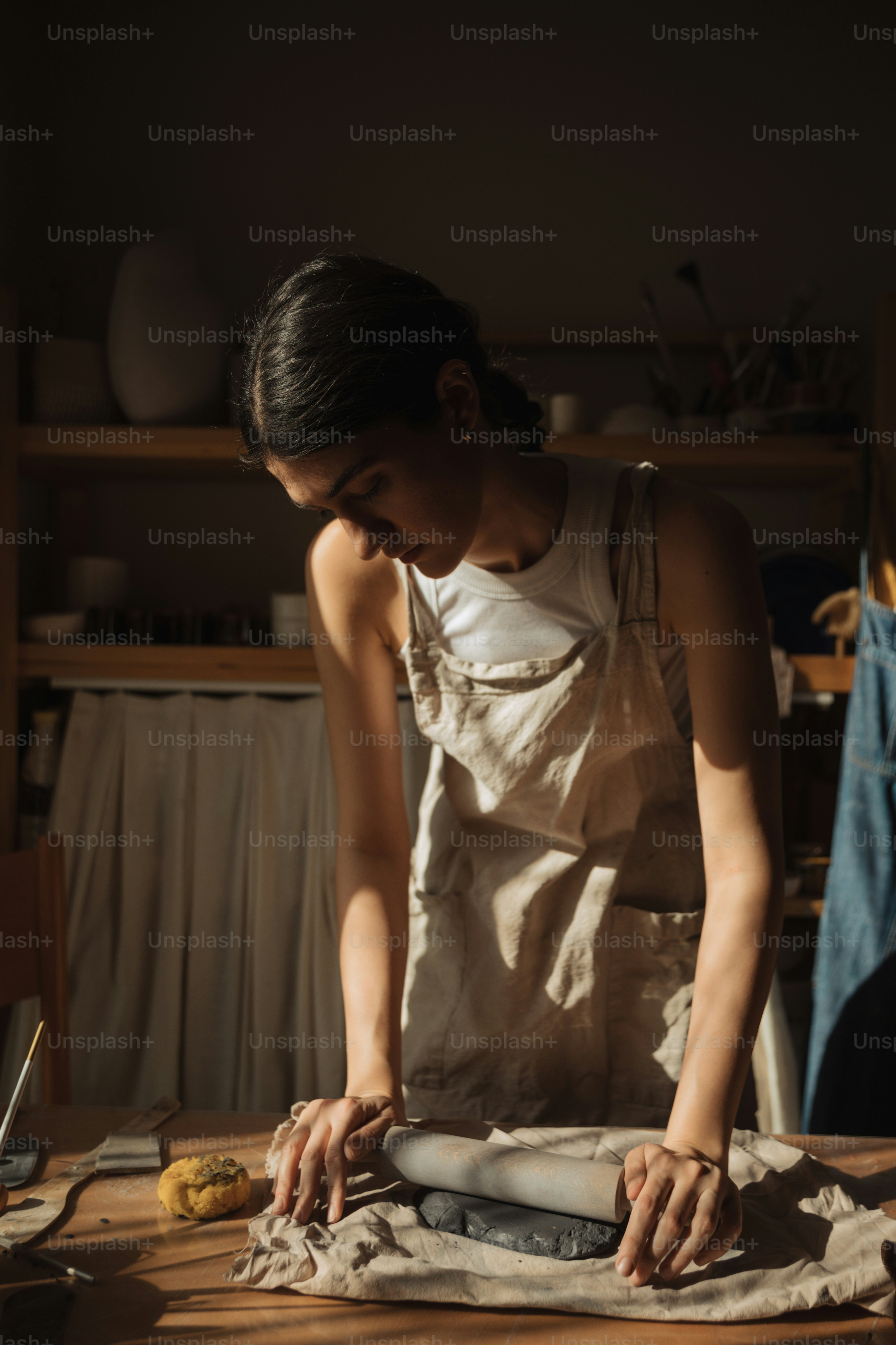 uma mulher em uma camisa branca está fazendo algo
