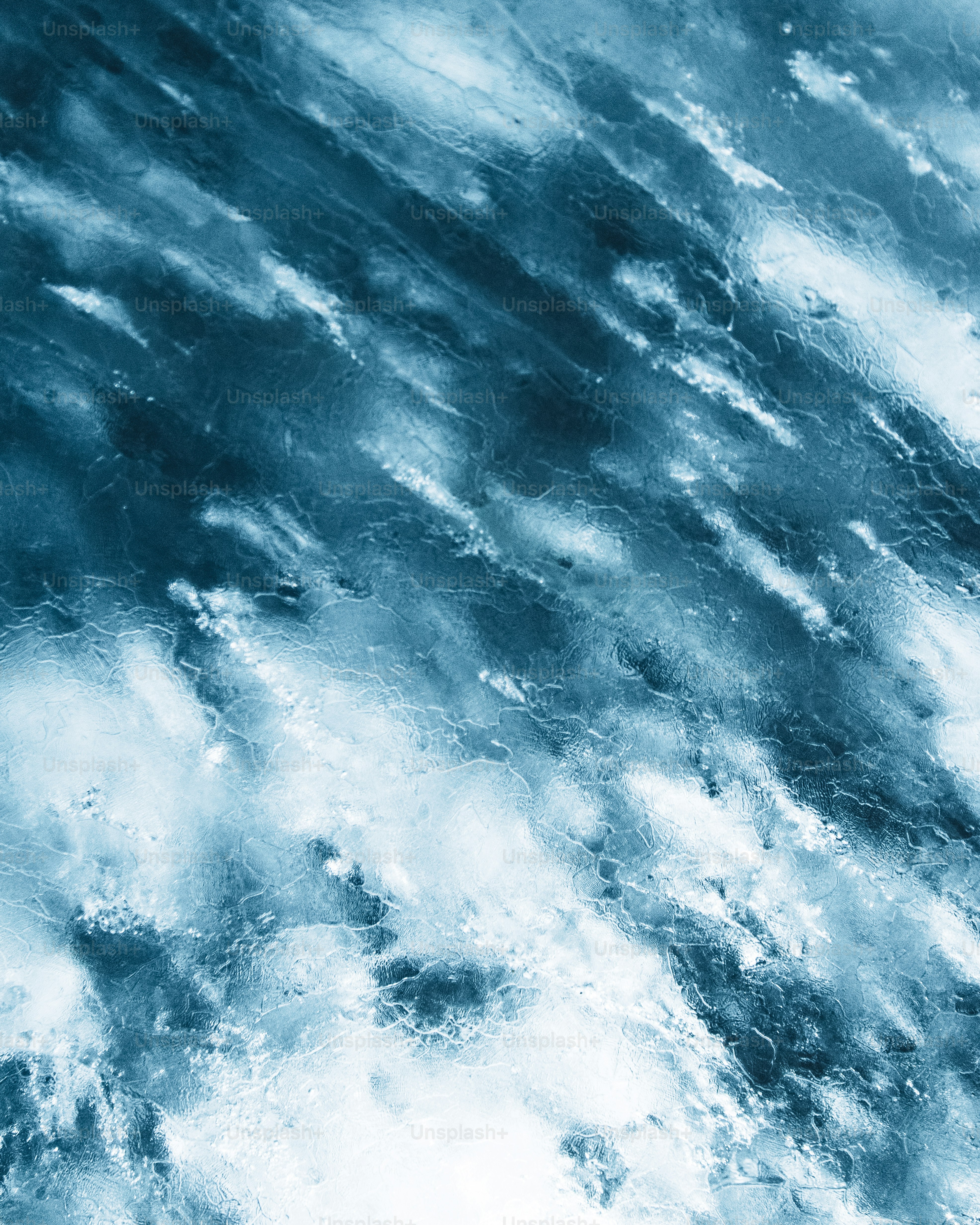 ein großes Gewässer, das mit viel Wasser bedeckt ist