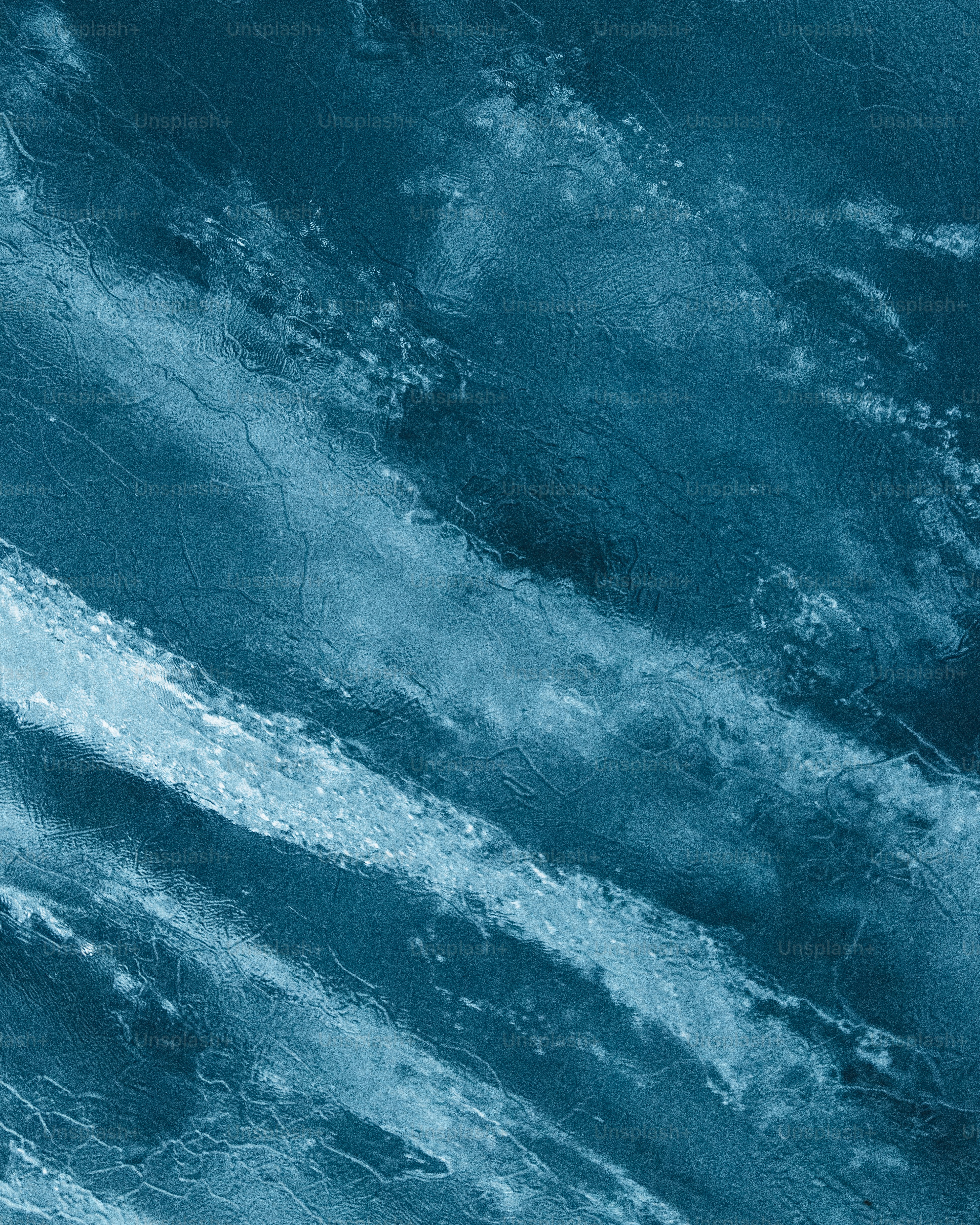 Un avión volando a través de un cielo azul nublado