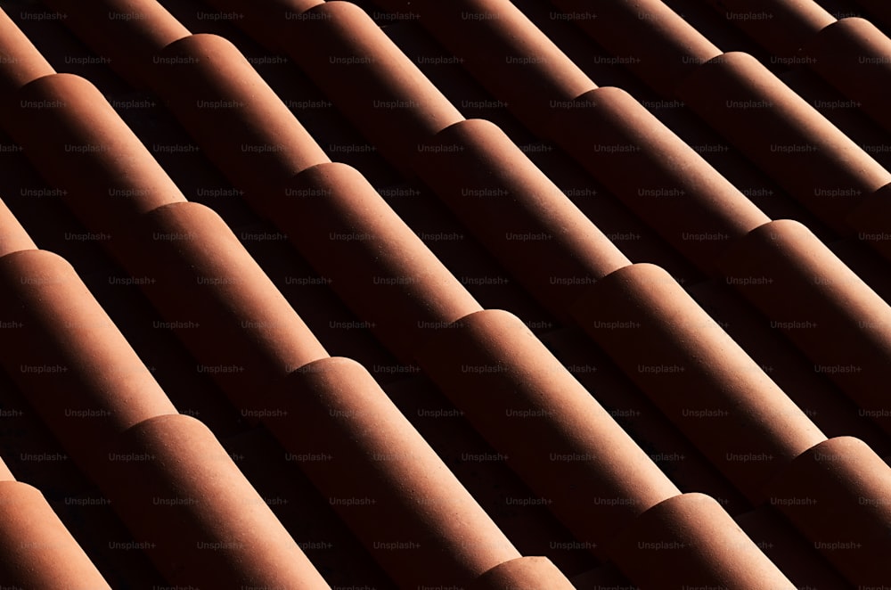 粘土タイルで作られた屋根のクローズアップ