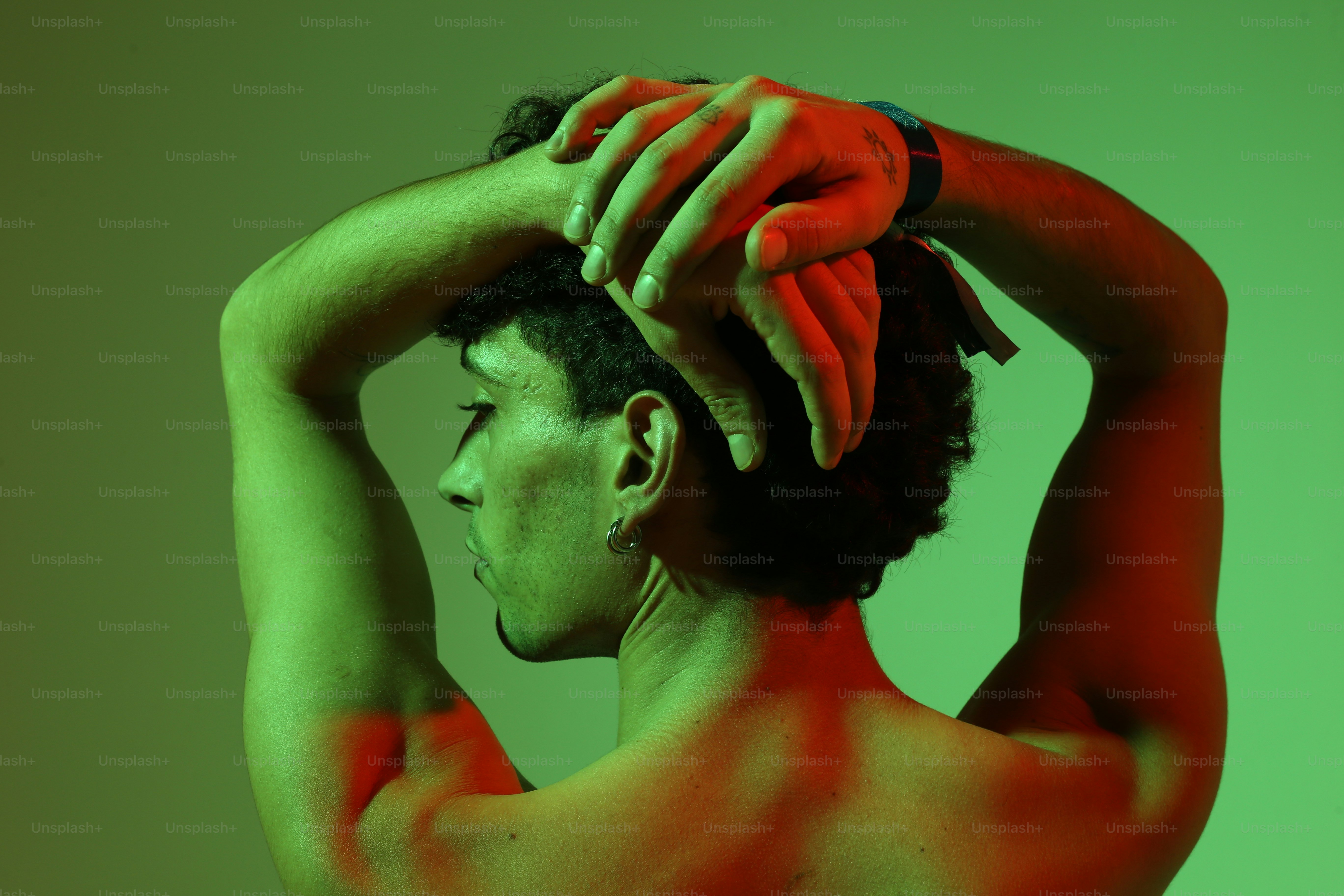 Un uomo con le mani sulla testa