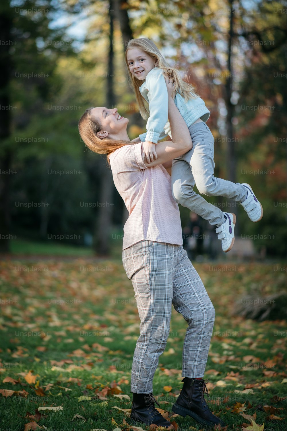 Una mujer sosteniendo a una niña en sus brazos