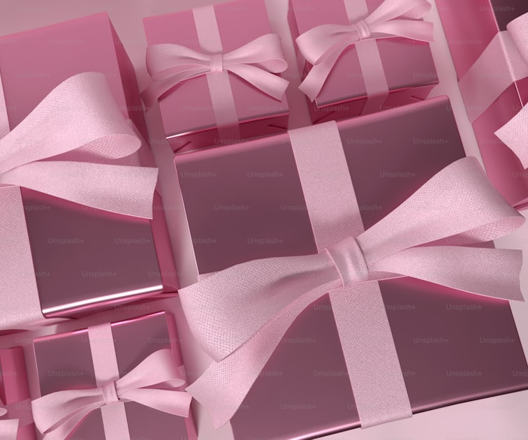 Regali di matrimonio impacchettati con eleganza su un tavolo decorato