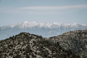 eine Bergkette mit schneebedeckten Bergen im Hintergrund