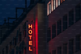 Ein nachts beleuchtetes Hotelschild an einem Gebäude