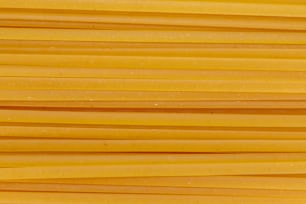 un primo piano di un mazzetto di pasta gialla