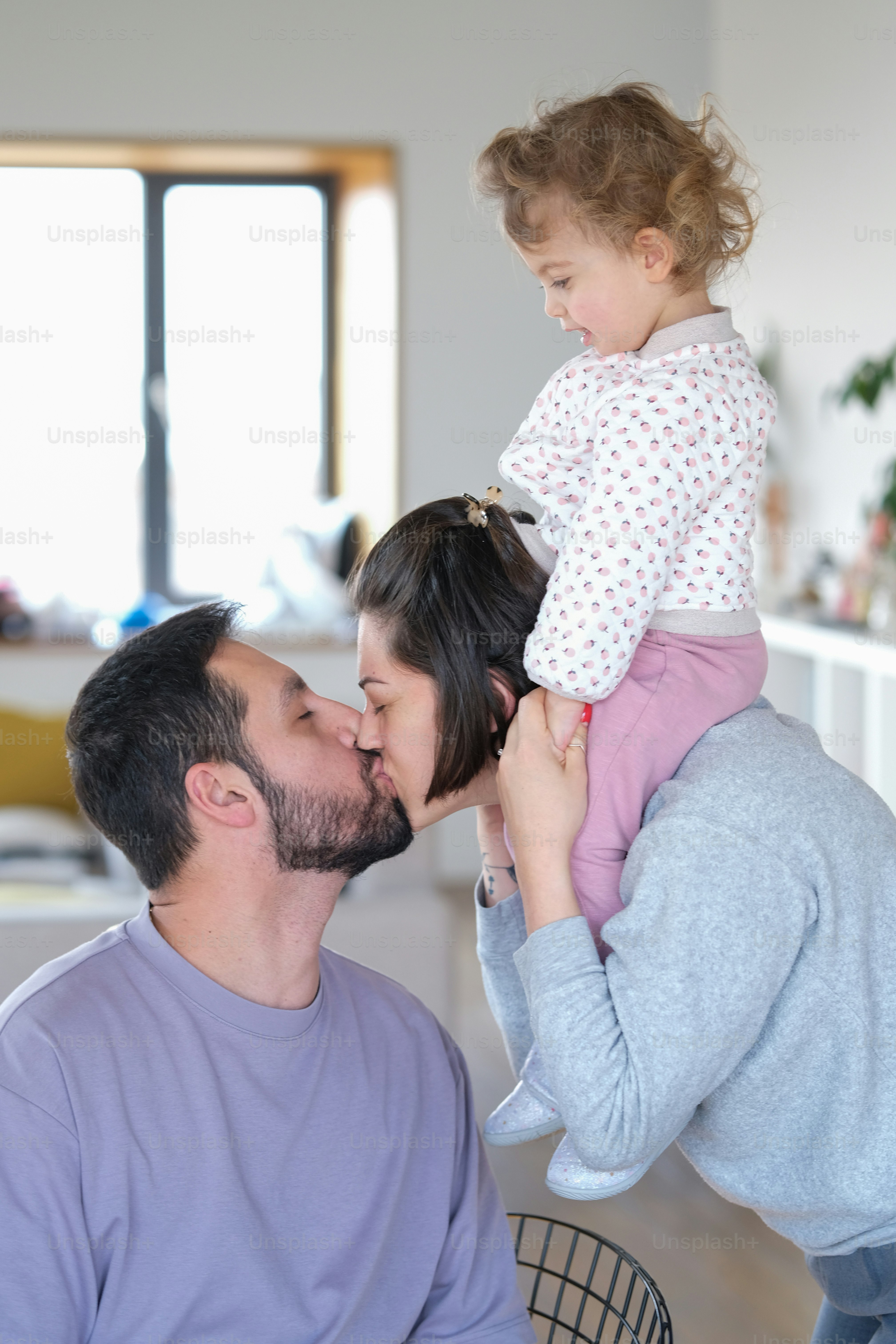 少女を肩に抱く男