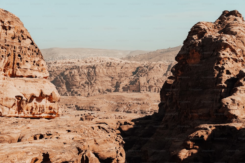 uma vista de uma paisagem rochosa no meio do deserto