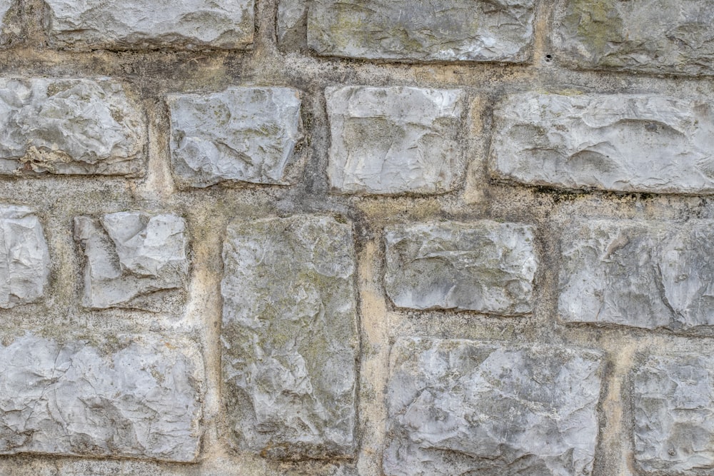 Un primer plano de una pared hecha de bloques de piedra