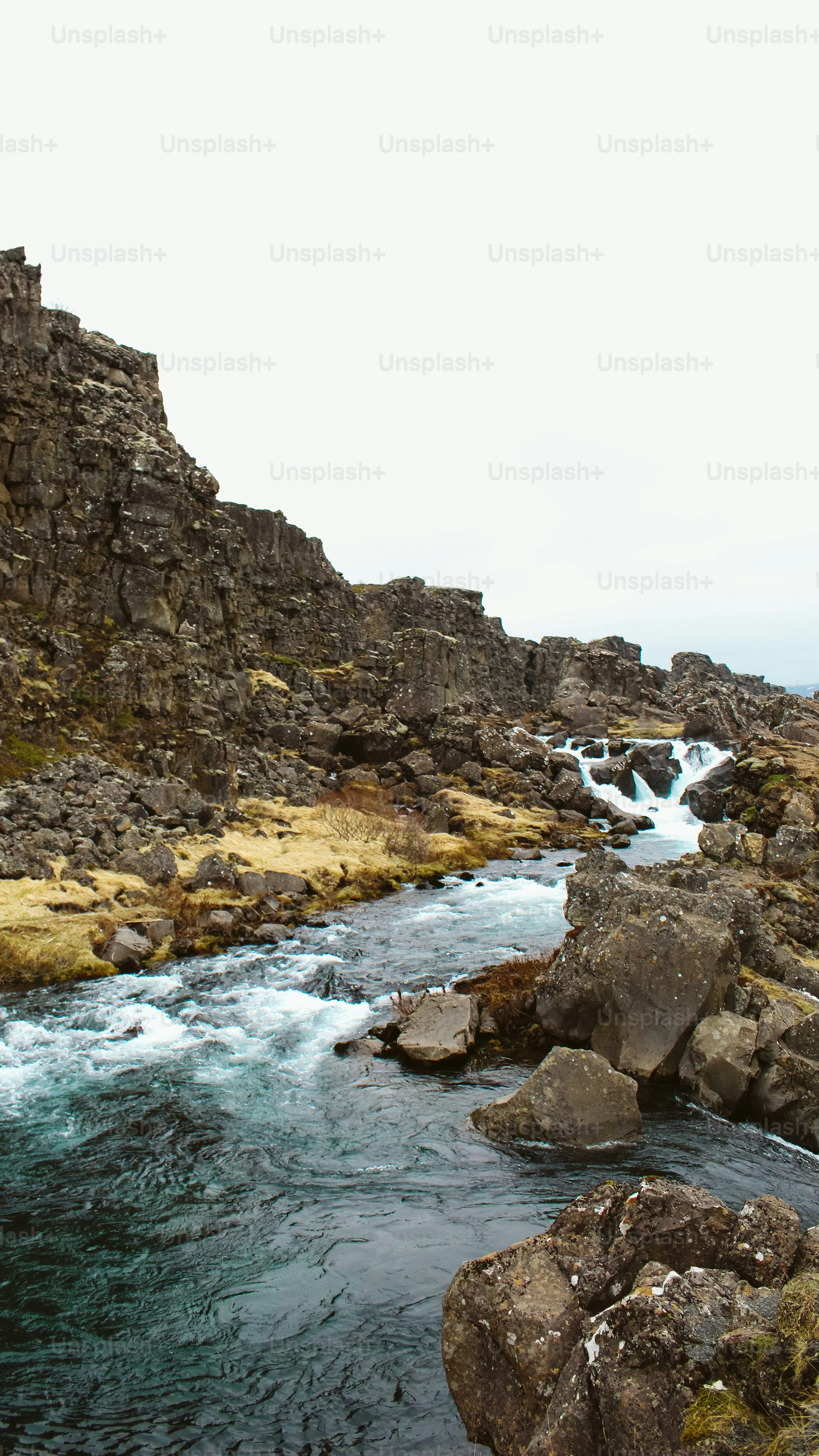 une rivière qui traverse une zone rocheuse à côté d’une montagne