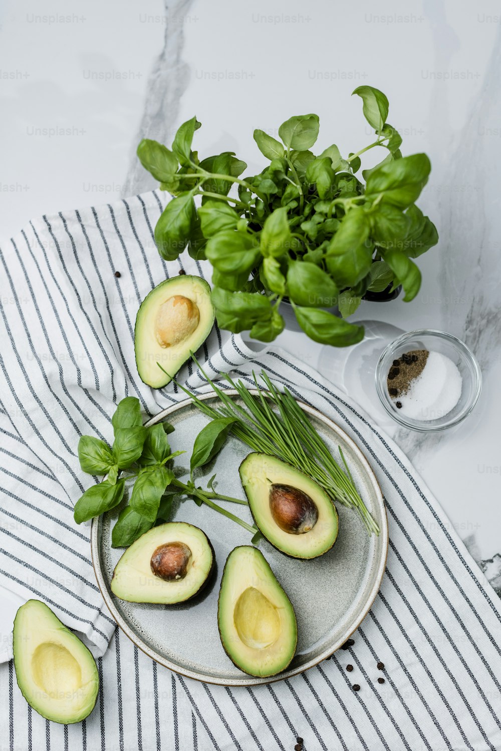 un avocat coupé en deux sur une assiette