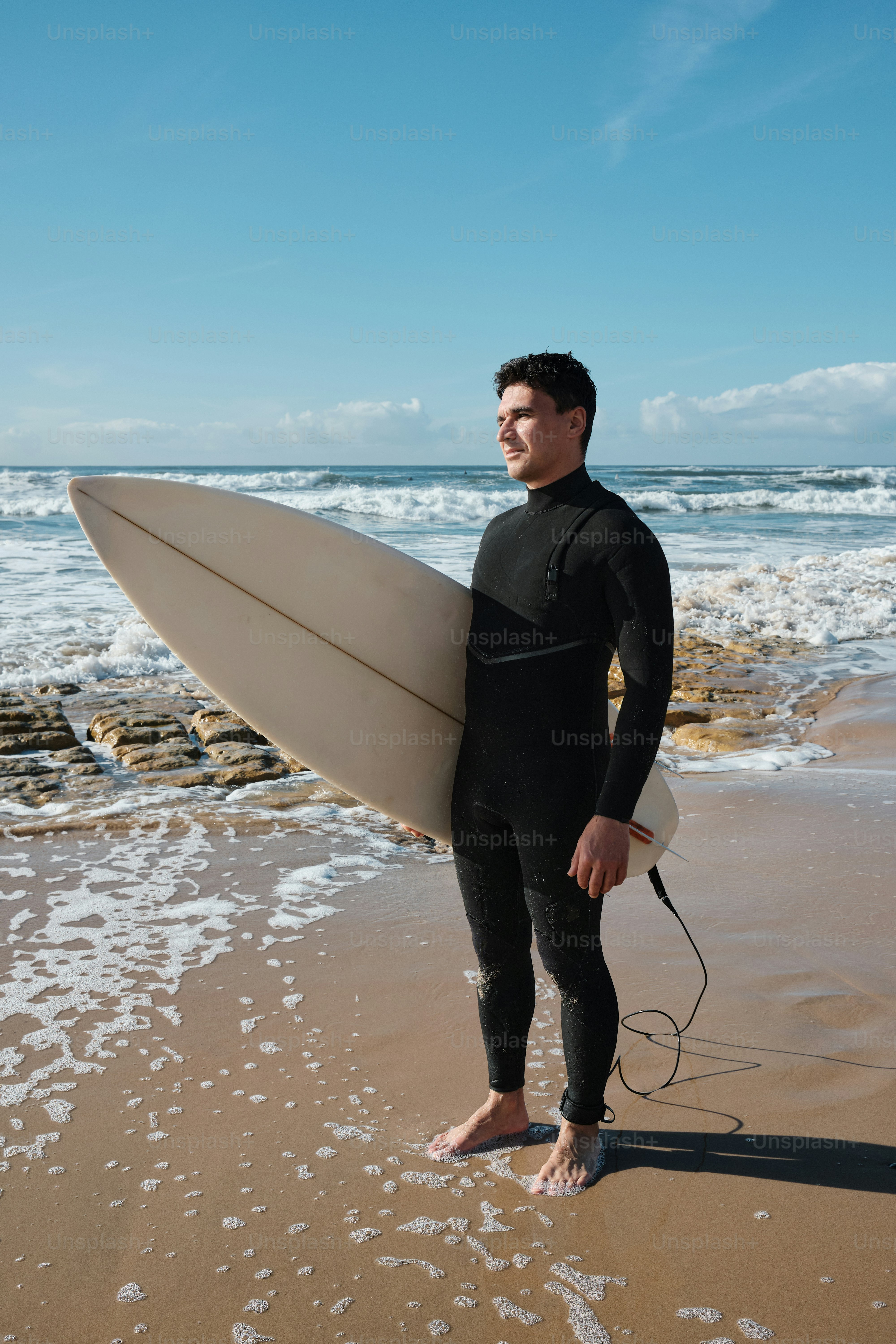 ビーチでサーフボードを持つウェットスーツの男の写真 – Unsplashの浜 