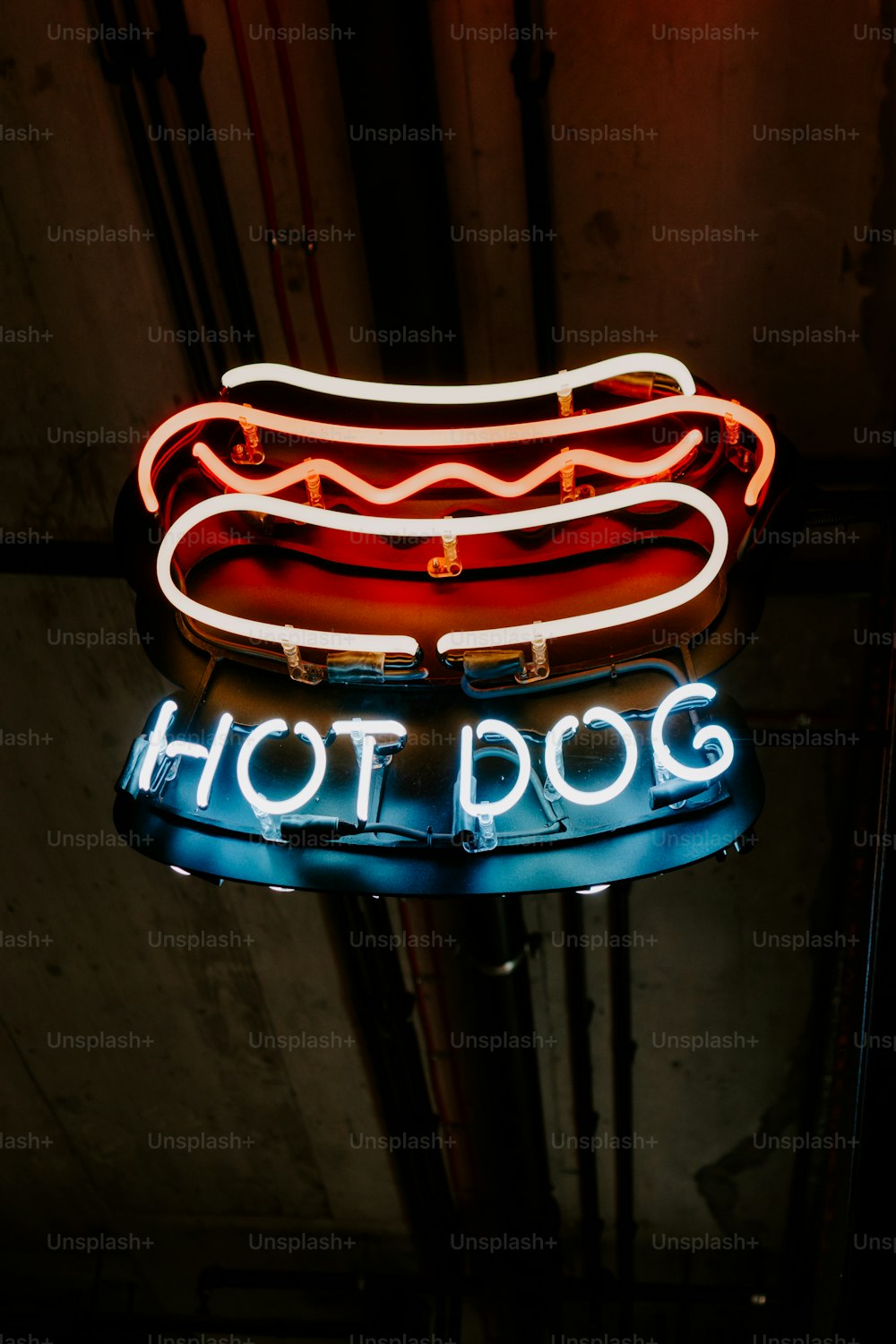 eine Leuchtreklame, auf der Hot Dog steht