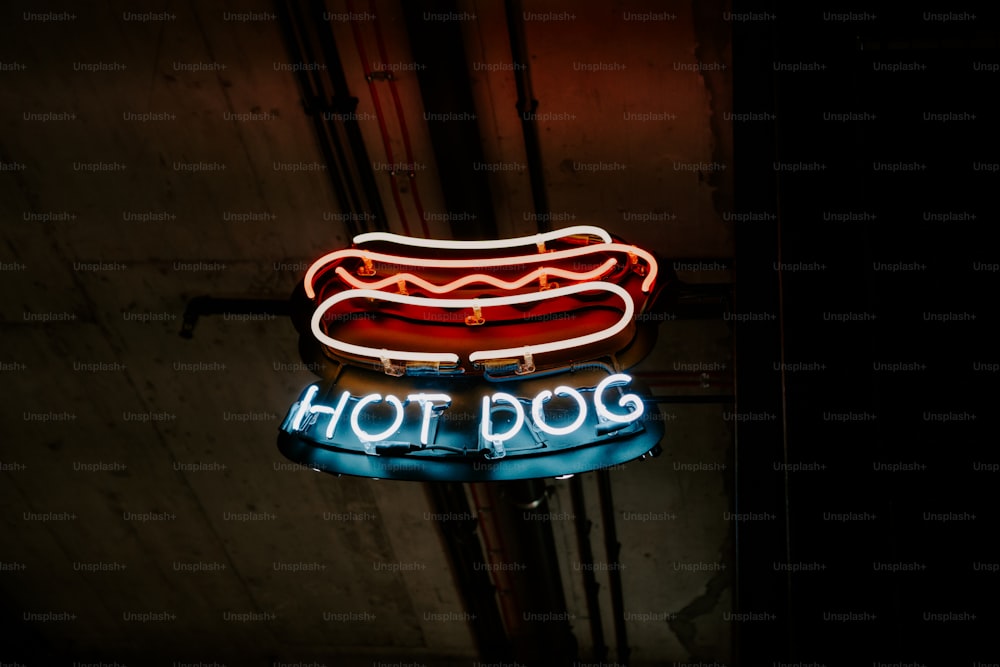 eine Leuchtreklame, auf der Hot Dog steht