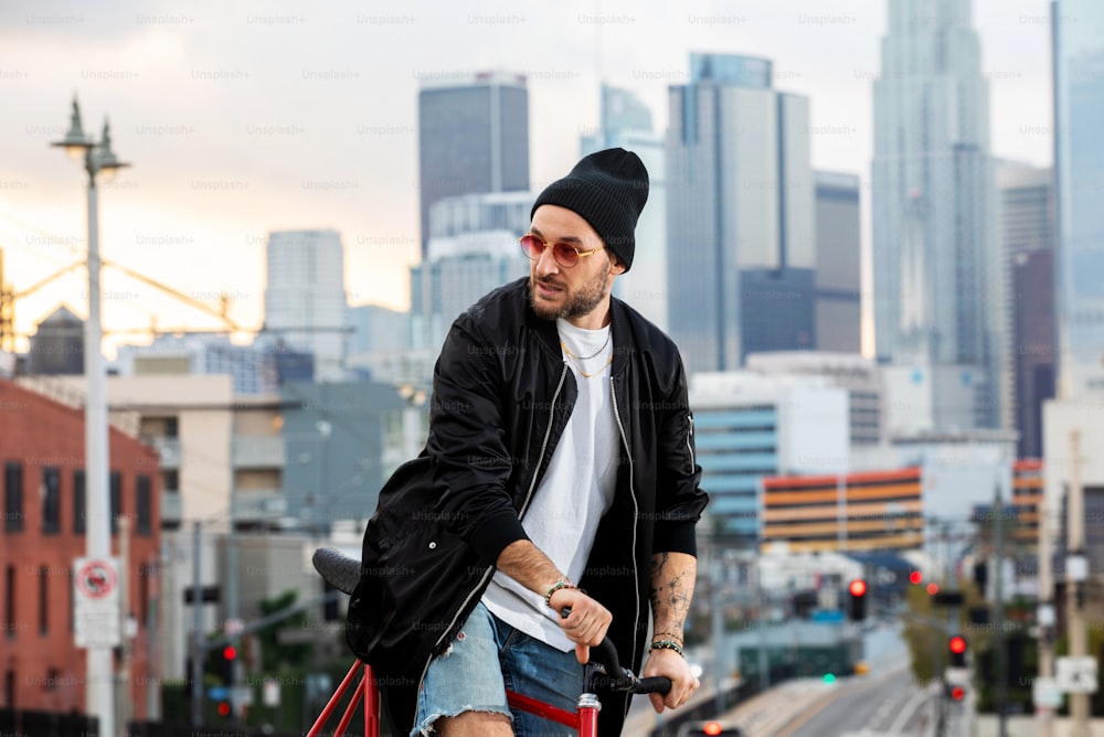 Un hombre montando en bicicleta por una calle de la ciudad