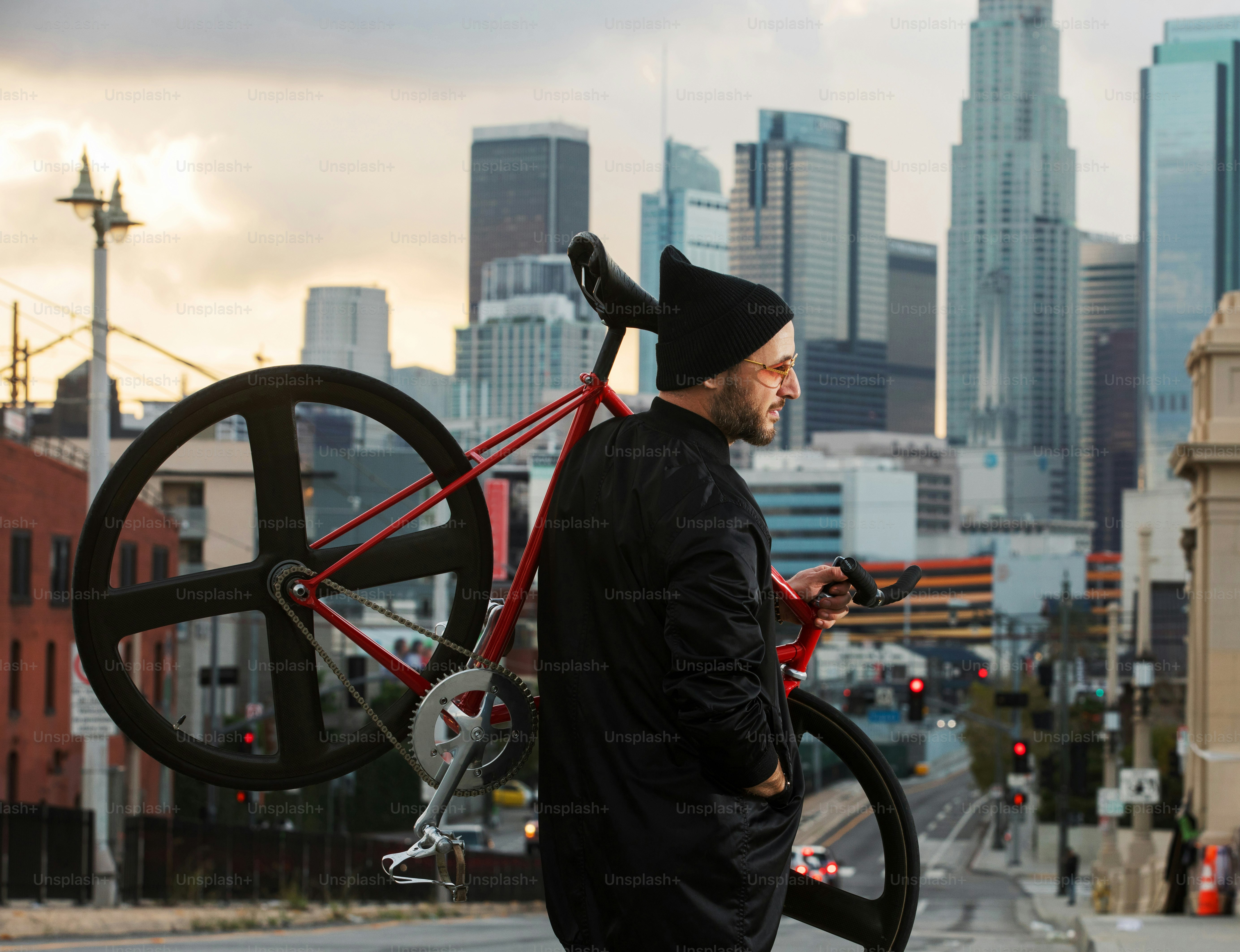 um homem com uma bicicleta amarrada às costas