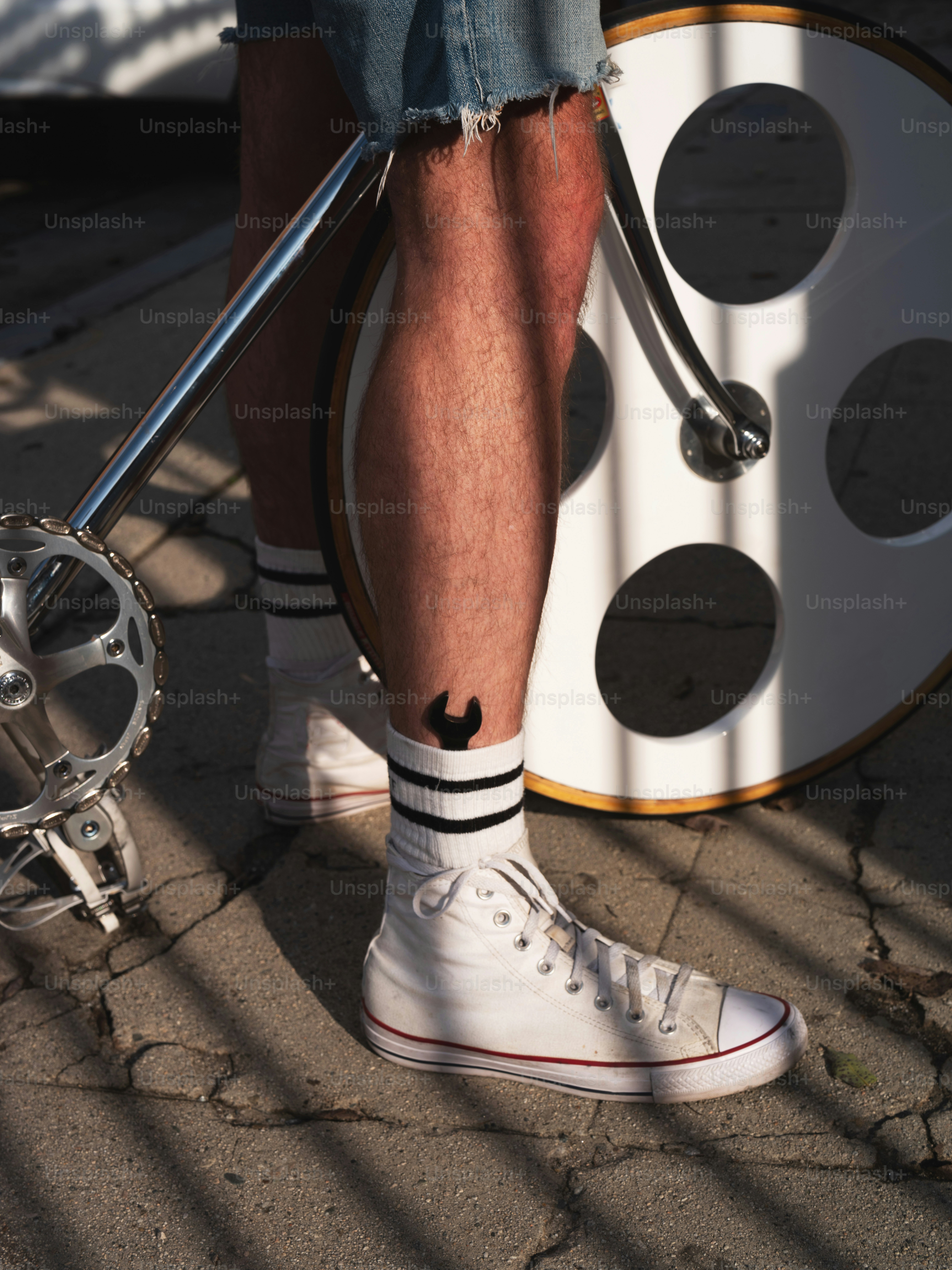 um homem com um par de tênis brancos ao lado de um projetor de filme