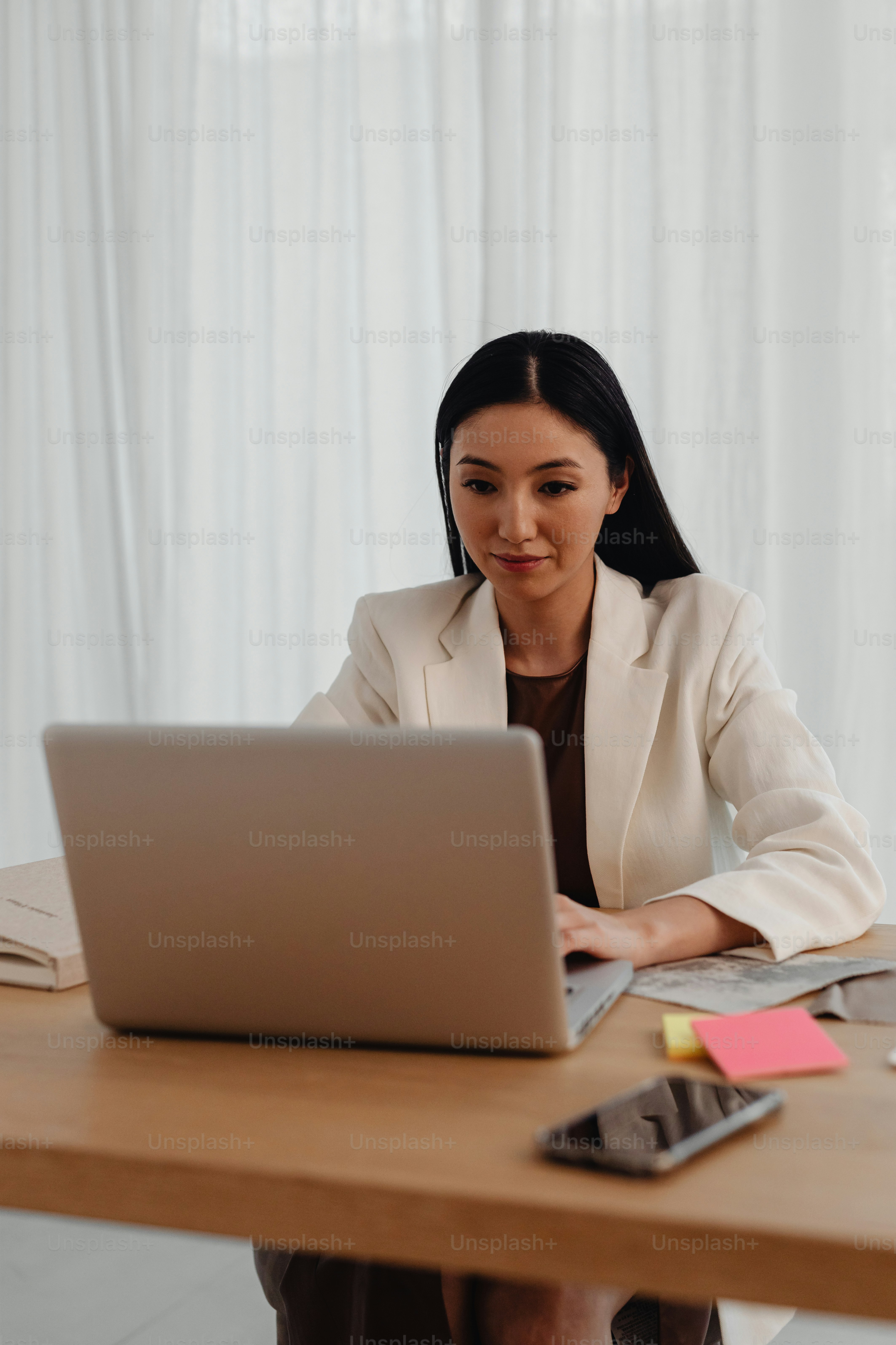 Une femme assise à une table avec un ordinateur portable