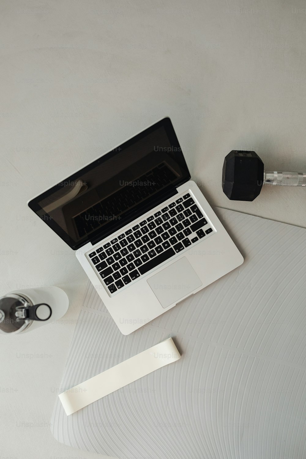 Ein Laptop sitzt auf einem weißen Schreibtisch