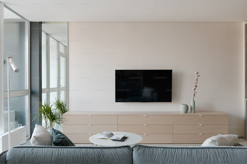 Un soggiorno con una grande TV a schermo piatto sul muro